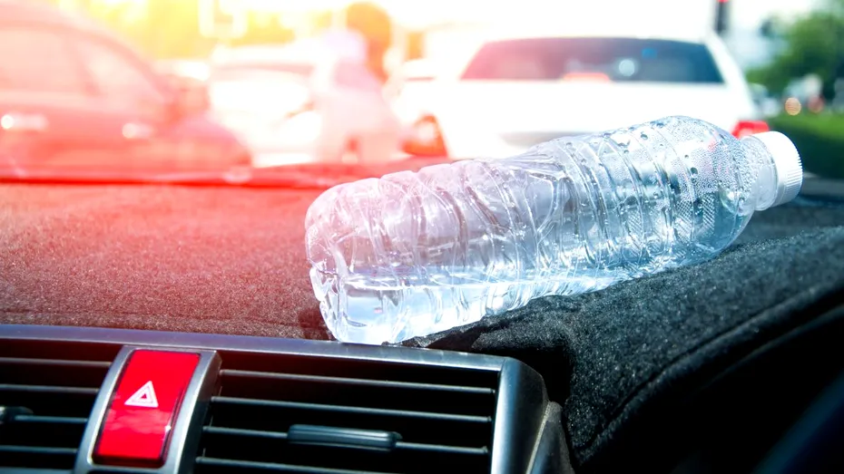De ce e periculos să bei apă din sticla de plastic când e caniculă
