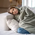 De ce îți este frig atunci când ești obosit? Legătura dintre somn, metabolism și temperatura corpului