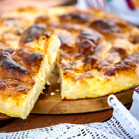 Plăcintă cu foi subțiri și brânză de vaci Hochland / Se face răsucită sau la tavă