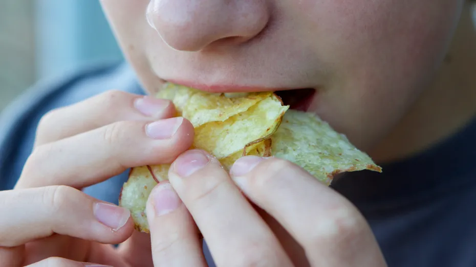 Un copil de 14 ani a murit după ce a mâncat chipsuri picante. Ce s-a întâmplat, de fapt