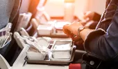 De ce mâncarea are un gust diferit în avion? Explicația experților