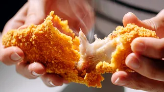 Aripioare de pui crocante ca la KFC, fără prăjire în ulei. Cum obții crusta delicioasă!