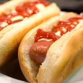 Un hot dog ar putea scurta viața cu 36 de minute, potrivit unui studiu