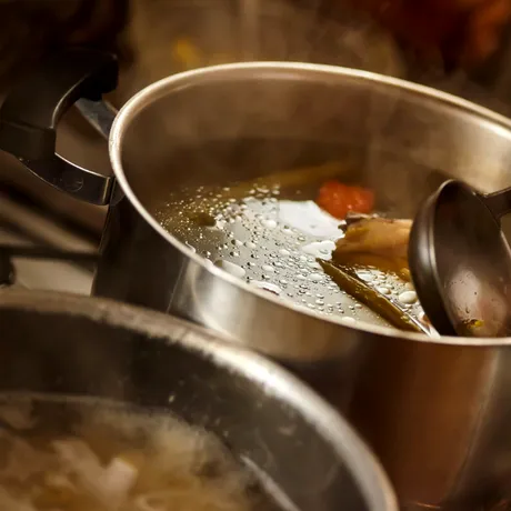 Ingredientul folosit des de gospodine care poate face ciorba TOXICĂ. De ce e atât de periculos