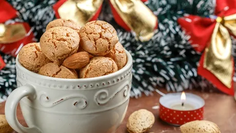 Rețetă de fursecuri amaretti din 4 ingrediente. Perfecte pentru masa de Crăciun, se topesc în gură!