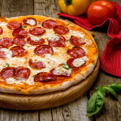 Pizza Salami, chiar în confortul casei tale. Cea mai simplă și rapidă rețetă