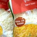Brânza rasă din magazin poate ascunde un ingredient pe care nu-l bănuiai. Ce să verifici pe etichetă înainte să o cumperi
