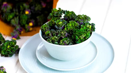 Kalette, leguma delicioasă de care foarte puțini români au auzit. Merge de minune cu un pic de usturoi!