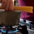 Ce faci dacă nu încap spaghetele în oală. Micul truc pe care orice italian îl știe
