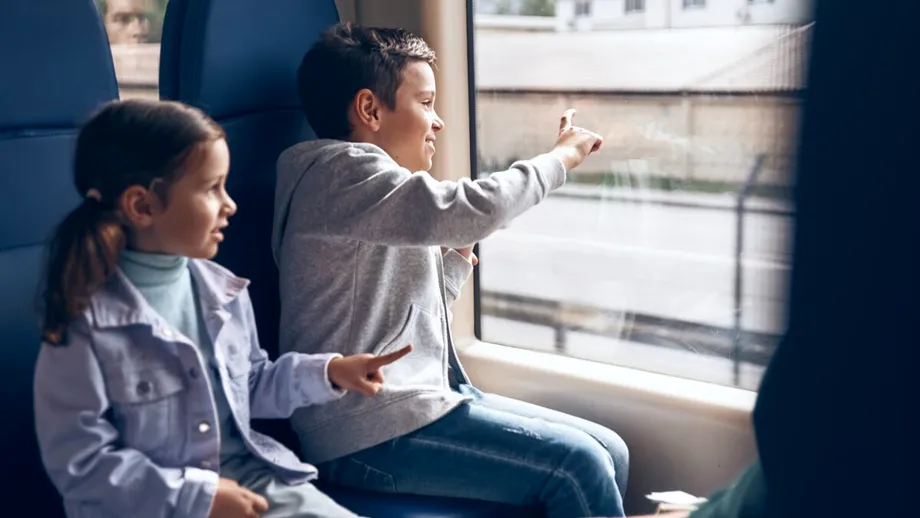 Ce gratuități și reduceri au elevii la călătoriile cu trenul în noul an școlar 2025-2026