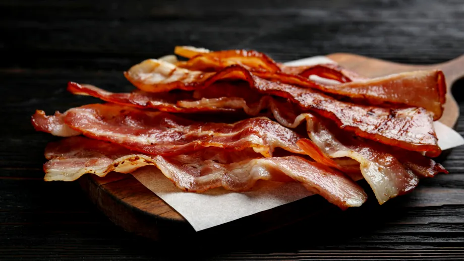 Cum să faci bacon crispy fără să-l mai pui în tigaie. Ai nevoie doar de un ingredient