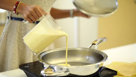 Cum să nu se mai lipească clătitele de tigaie! Ingredientul secret pe care să-l pui mereu în aluat