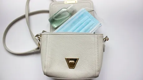 10 lucruri utile pe care o femeie trebuie să le aibă mereu în geantă