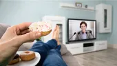 Mănânci cu ochii la televizor sau telefon ori computer? Riști să te îngrași!