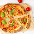 Rețeta pentru pizza fără drojdie. Este gata în doar 15 minute