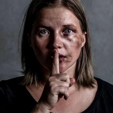 Cum recunoaștem o femeie abuzată. „O femeie care se află într-o relație abuzivă are nevoie de înțelegerea celor din jur și de ascultare fără a fi judecată”