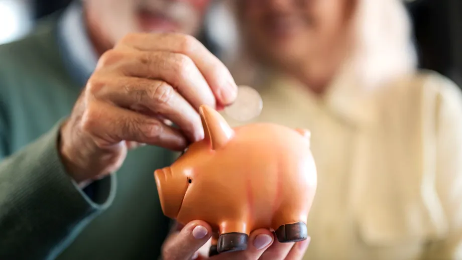 Când vor primi pensionarii banii în noiembrie 2026? Pensia va veni cu o mică întârziere