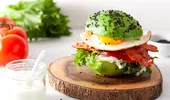 Burger cu avocado și ou ochi – o alegere inspirată pentru micul dejun