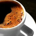 Ce să nu mănânci în timp ce bei cafea. Unele combinații pot altera gustul sau pot provoca disconfort digestiv