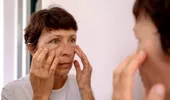 Obiceiurile de seară care îți pot afecta pielea. De ce te trezești cu fața umflată și tenul deshidratat