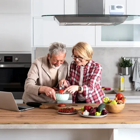 Dieta după 65 de ani. Ce trebuie să mănânci să trăiești mai mult și mai bine