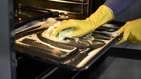 Cum cureți tava de cuptor arsă sau plină de grăsime. 4 metode cu care n-ai cum să dai greș