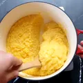 Trucul bunicii. Cum să faci mămăligă fără cocoloașe