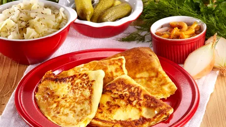 Cum faci acasă delicioasa plăcintă cu varză murată la tigaie. Secretele pentru un aluat perfect