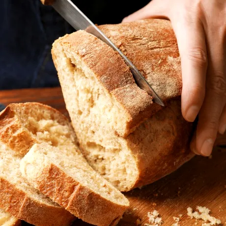 Cine poate consuma pâine albă fără griji? Ce spun specialiștii