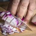 De ce unele persoane nu tolerează ceapa crudă, dar pot mânca ceapă gătită