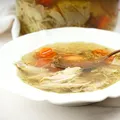 Așa faci cea mai bună ciorbă de pui. Gospodinele din Oltenia folosesc un ingredient secret!