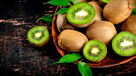 De ce să nu arunci coaja de kiwi. Ascunde avantaje surprinzătoare pentru sănătate