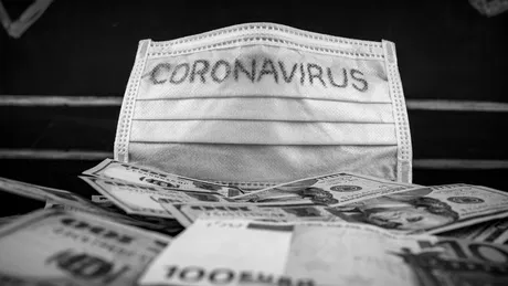Banii, cheile, telefonele cresc riscul de infectare cu virusul SARS-CoV-2? Ce spun experţii