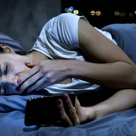 Grijile și ecranele ne fură somnul. 1 din 5 români doarme mai puțin de 5 ore pe noapte / VIDEO