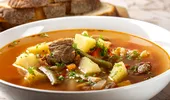 Rețetă de ciorbă de vită acrită cu borș. Cât trebuie să fiarbă carnea ca să fie moale