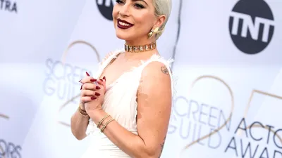 Lady Gaga a devenit mamă pentru prima dată! Cum a fost fotografiată artista cu bebelușul ei