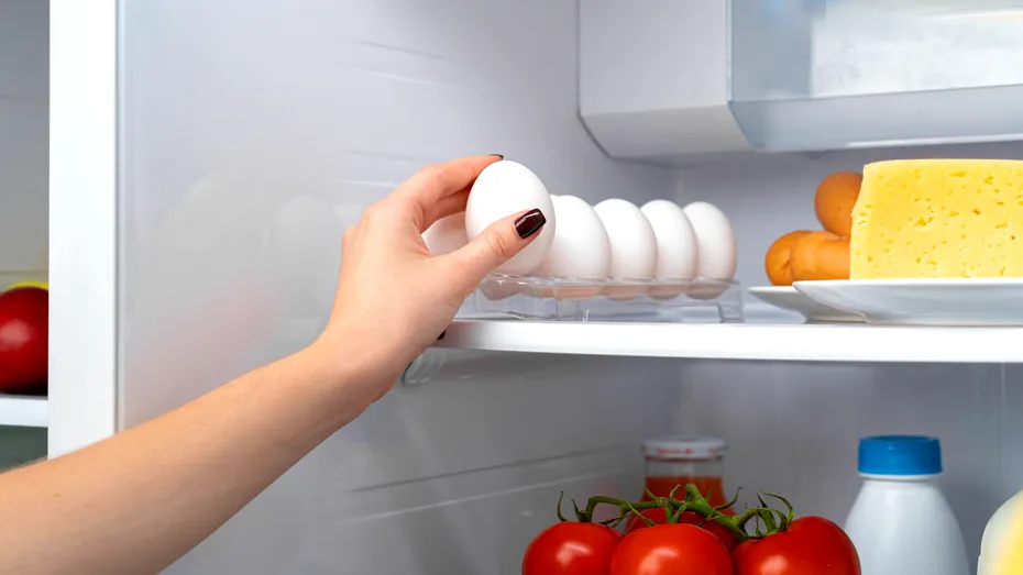 De ce nu e bine să fierbi ouăle imediat după ce le-ai scos din frigider. Așteaptă măcar 30 de minute!