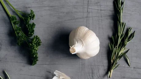 Congestia nazală: riscuri la care te expui dacă introduci usturoi în nas