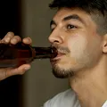 Bei bere direct din sticlă? Riscurile sunt uriașe, potrivit experților în sănătate