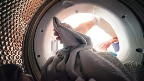 Lucruri pe care să nu le bagi niciodată în mașina de spălat. Riști să strici și hainele, și mașina