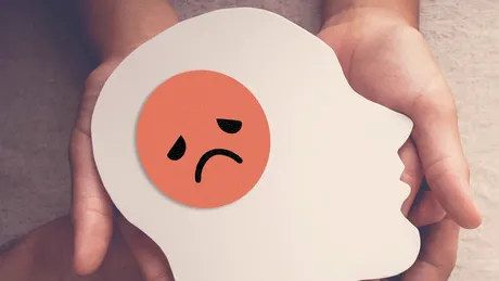 8 semne de traumă nerezolvată din copilărie. Cum se manifestă somatizarea emoțiilor