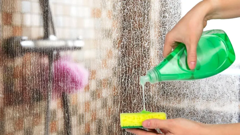 Cum să speli paravanul dușului cu detergentul de vase. Trucul care te scapă de depunerile de săpun și petele de apă dură