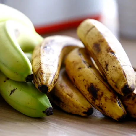 4 fructe care sunt mai sănătoase dacă sunt mâncate necoapte