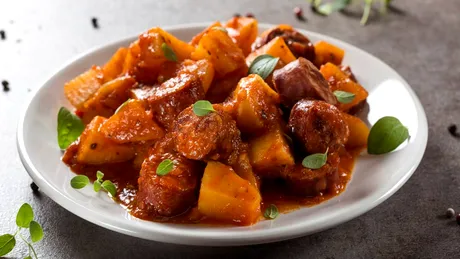 Mâncare de cartofi cu cârnați Grătărescu