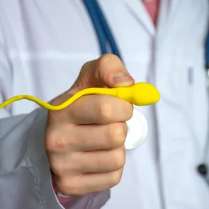 Laptopul pe genunchi, nopțile pierdute și statul prea mult pe scaun. Obiceiurile aparent banale care pot afecta fertilitatea masculină