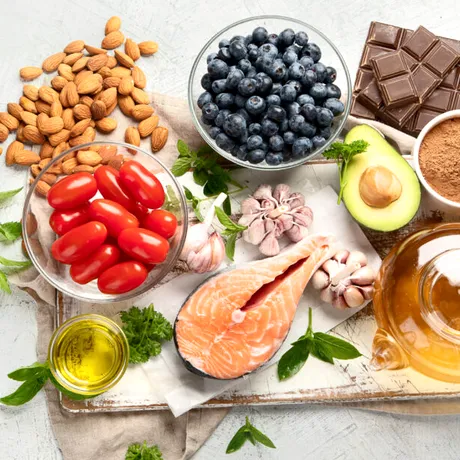 Alimente care te fac să arăți cu 10 ani mai tânără. Ce să mănânci să nu mai dai bani pe creme