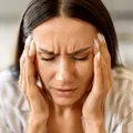 Migrena nu este întotdeauna „doar o durere de cap”. Cele 6 semne care ar trebui să te trimită urgent la medic