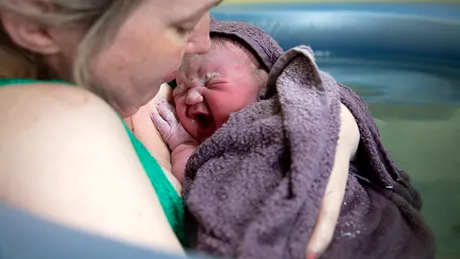 Nașterea la domiciliu naște drame. Avertismentul medicilor privind trendul periculos de a naște acasă, fără asistență medicală