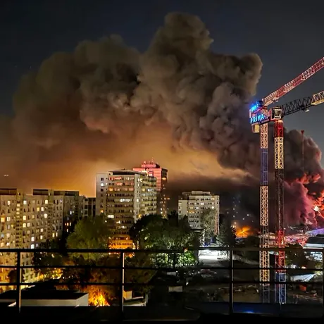 Poluare masivă în București după incendiul de la depozitul Antrefrig. Valori toxice în aer și miros înțepător de păcură și sulf