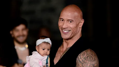 The Rock, în brațe cu un copil „împrumutat” din public